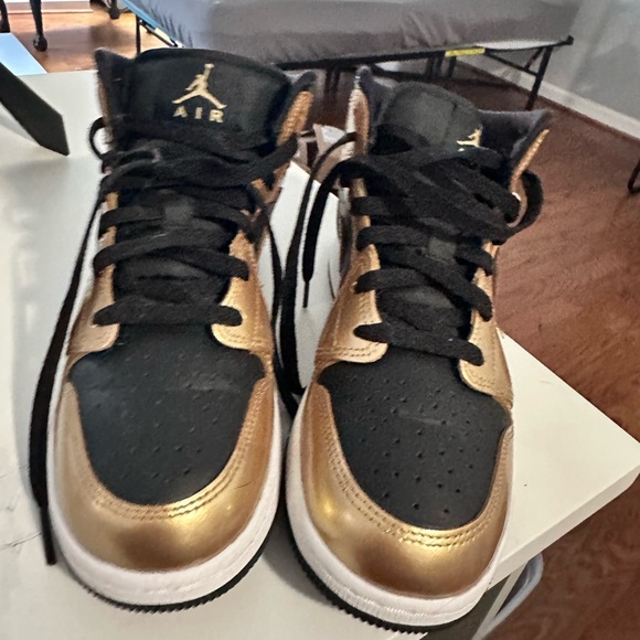 6Y Jordan 1s Mid. - Picture 2 of 4